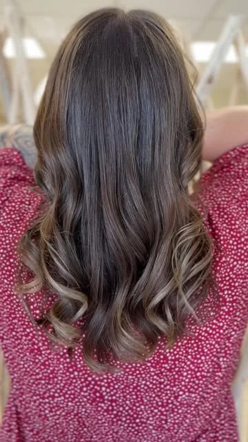 Cheveux bruns aux reflets doux