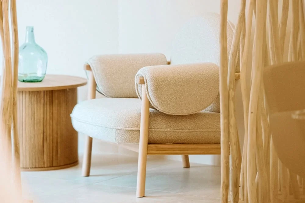 Un fauteuil douillet et une table en bois dans l’espace d’accueil du salon