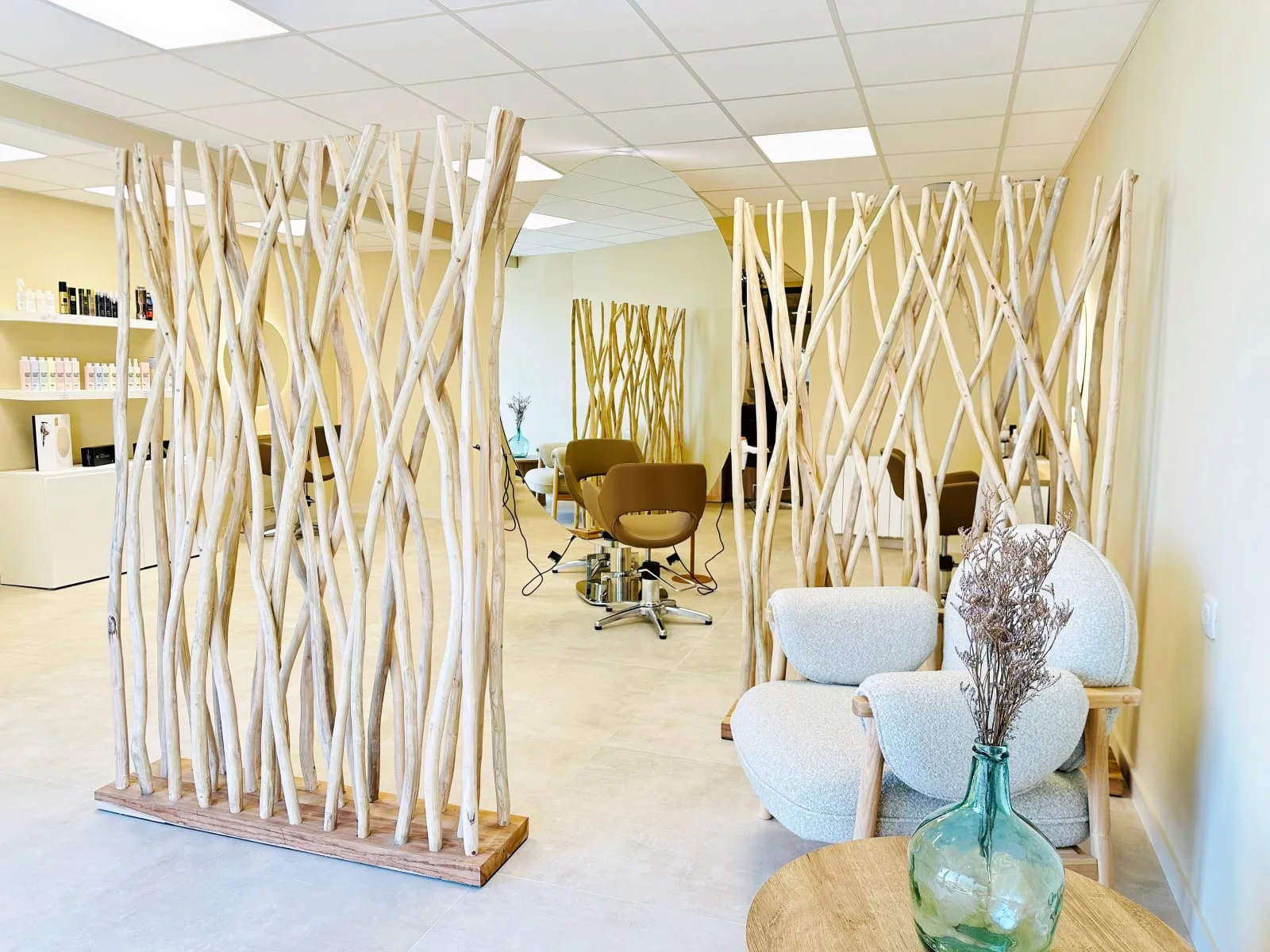 Le salon Suzon, lumineux, avec ses cloisons en bois naturel et ses fauteuils